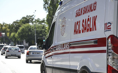 Sancaktepe'de ağaca çarpan minibüsteki yolcu yaralandı
