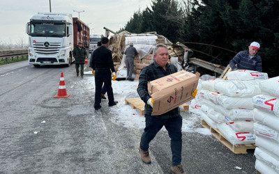 Anadolu Otoyolu'nda TIR devrildi, ulaşım aksadı!