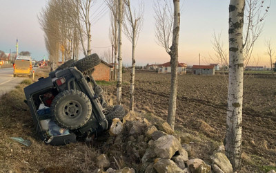 Refüje devrilen arazi aracında 4 kişi yaralandı