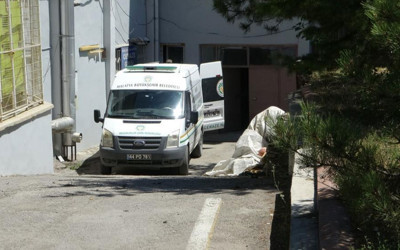 Pres makinesinin arasında kalan işçi öldü