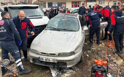 Sivas'ta minibüsle otomobil çarpıştı: 5 kişi yaralandı!