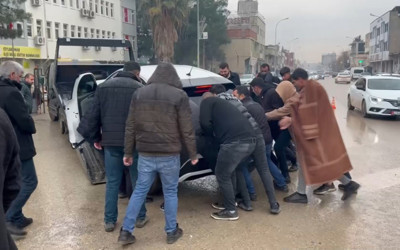 Kaza yapan aracı sallaya sallaya çekiciye yüklemeye çalıştılar