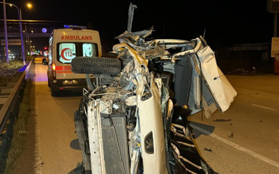 TIR'a çarpan ticari araç hurdaya döndü: 1 ölü, 1 yaralı!