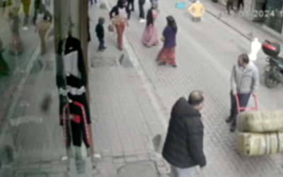 3 kadın 3 bin dolar çaldı, müdahale edince soyunup kaçtı!