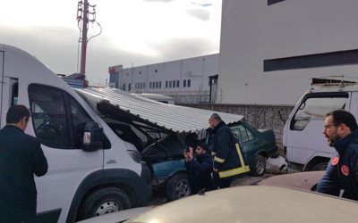 Lodosta uçan fabrika çatısı yediemin otoparkına düştü!