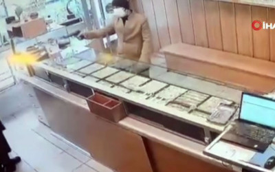 İstanbul'da silahlı kuyumcu soygunu kamerada!