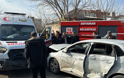 Ambulans ile otomobil çarpıştı: 2 kişi yaralandı!