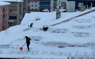 Bitlis’te yürekleri ağızlara getiren çatı temizliği