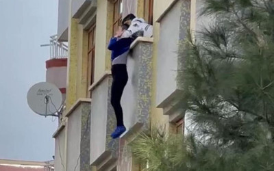 Diyarbakır’da 3’üncü kattan kendini bırakmaya çalışan kadın böyle kurtarıldı