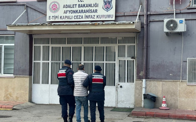 Hırsızlık suçundan 6 yıl hapis cezası ile aranan şahsı jandarma yakaladı