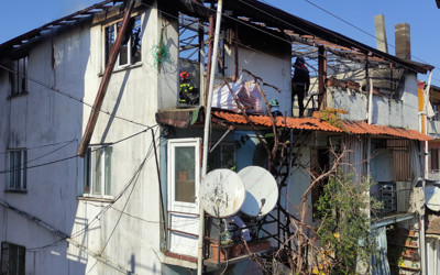 Döndüğünde tamir ettiği çatıyı yanarken buldu