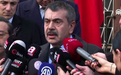 Deprem kayıpları bütün okullarda saygı duruşuyla anıldı! Milli Eğitim Bakanı da katıldı