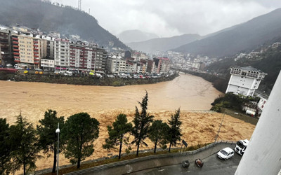 Artvin Borçka'yı sel vurdu! Cemaat camide mahsur kaldı! Okullar tatil edildi! Selin geliş anı kamerada...