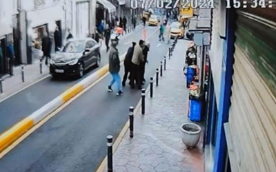 Beyoğlu'nda park yeri kavgası can aldı kafa atıp kurşun yağdırdı olay anı kamerada