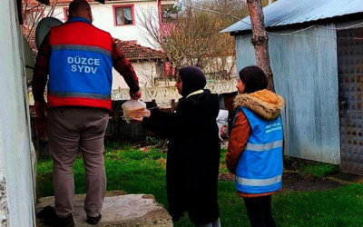 Yurtlarda artan yemekleri, gençler ihtiyaç sahiplerine taşıyor!