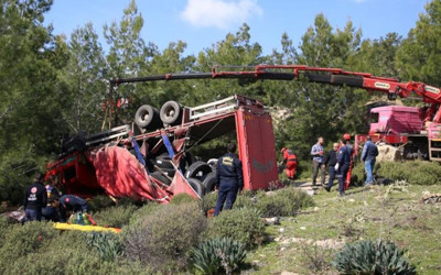 Muğla'da kamyonda sıkışan sürücüyü itfaiye kurtardı!