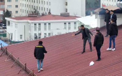 İntihara kalkışan şahıs, 3 saatlik iknanın çalışmasıyla çatıdan indirildi
