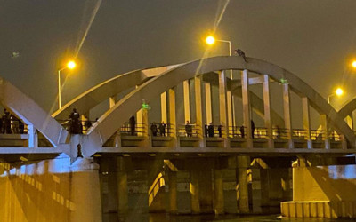 Samsun'da köprüde intihar girişimi