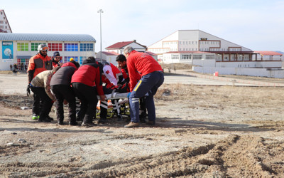 Kayak yaparken ayağı kırıldı, imdadına ambulans helikopter yetişti
