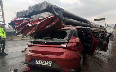 Demir yüklü TIR'a çarptı, sonra alev aldı! Otomobilin sürücüsü öldü!