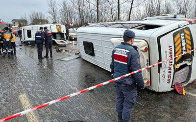 İşçi servisleri çarpıştı! 1 kişi öldü, 27 kişi yaralandı!