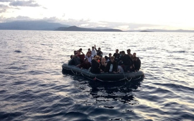 Çanakkale'de düzensiz göçmenleri taşıyan lastik bot battı!