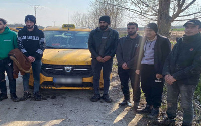 Bir takside 9 düzensiz göçmen yakalandı!