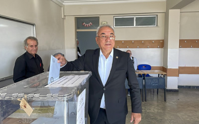 DSP Genel Başkanı Önder Aksakal, oyunu Üsküdar'da kullandı