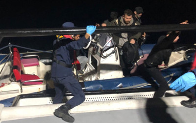Ege denizinde sürüklenen bottaki 17 düzensiz göçmen kurtarıldı!