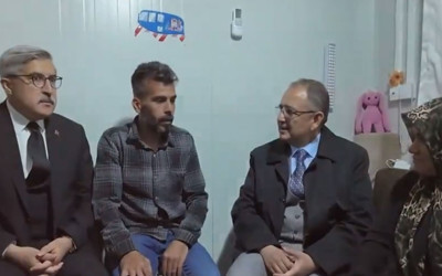 Bakan Mehmet Özhaseki'den depremzede aileye ziyaret! Çocuklara bayram harçlığı verdi, hediyeler dağıttı