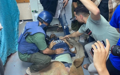 TRT Arabi ekibine İsrail'de saldırı! Muhabir ayağını kaybetti