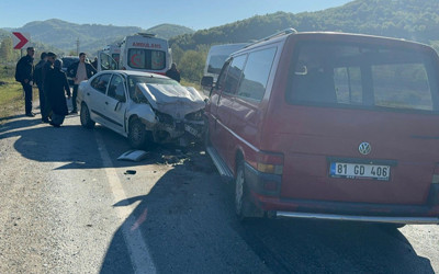 Otomobil ile panelvan çarpıştı: 5 kişi yaralandı!