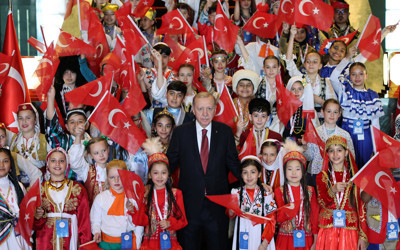 Cumhurbaşkanı Erdoğan, Türk dünyası çocukları ve TRT Çocuk Şenliği konuk çocuklarıyla bir araya geldi