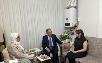 Mehmet Özhaseki; depremde annesini, ağabeyini ve bir bacağını kaybeden Aylin Karakuş’u ziyaret etti
