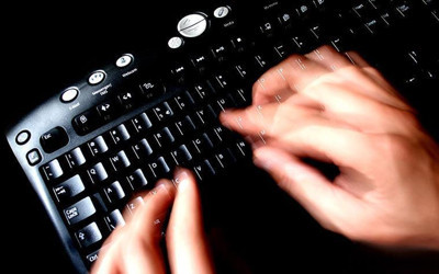 Sosyal medyada 8 yaşındaki kızına müstehcen kelimeler kullanan kadına gözaltı