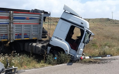 Adana'da feci kaza! Tır ile kamyonet çarpıştı: 3 kişi öldü