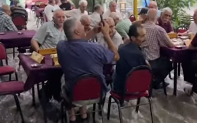 İzmir'de sağanak etkili oldu kahvehaneyi su bastı vatandaşlar okey oyuna devam etti