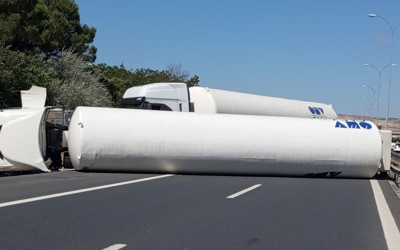 TEM Otoyolu'nda gaz yüklü tanker devrildi