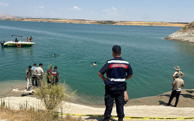 Adıyaman'da baraj gölüne giren 2 kardeşten biri boğuldu