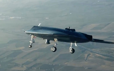 ANKA III iniş takımlarını havada kapattı