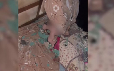 Gazze'de kahreden görüntü! Kız çocuğu elleriyle kulaklarını kapatmış vaziyette ölü bulundu