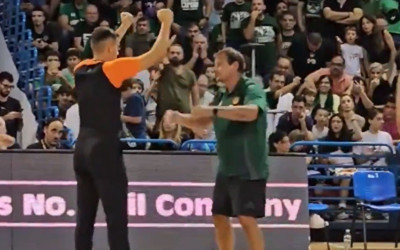 Panathinaikos taraftarı Kıbrıs pankartı açtı Ergin Ataman kendini oyundan attırdı