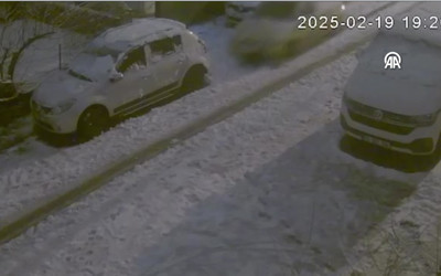 Sancaktepe'de karlı yolda kayan araç, çocuğu sürükledi o anlar güvenlik kamerasında