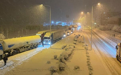 Karadeniz Sahil Yolu iki tırın çarpışması sonucu ulaşıma kapandı