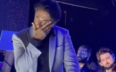 Mahsun Kırmızıgül'ün Volkan Konak acısı: Sahnede gözyaşlarını tutamadı
