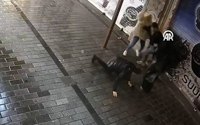 Beyoğlu'nda kadına şiddet uygulayan kişi, bekçi tarafından silahla bacağından vuruldu