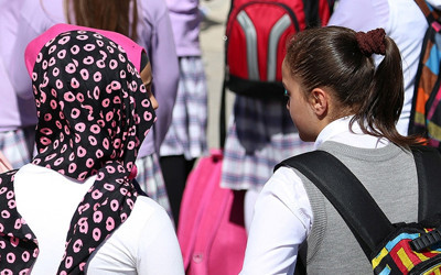 Başörtülü öğrenci okula alınmamıştı! KKTC'de tarihi karar: Liselerde serbest oldu