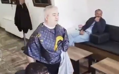 Depreme berber dükkanında yakalanan müşterinin sakinliği şaşırttı