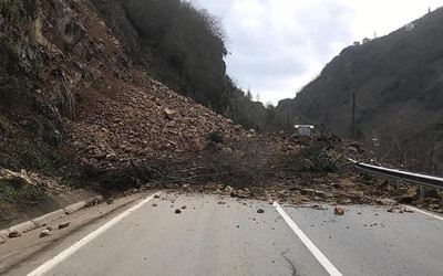 Giresun'da heyelan: Kara yolu ulaşıma kapandı!
