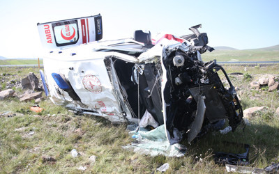 Kars'ta ambulans şarampole devrildi